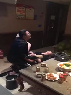 老婆和兄弟玩游戏输了我只能看着她挨操封面图