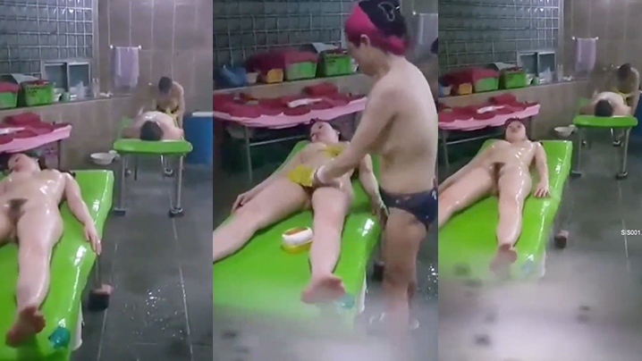 爬窗偷窥女子澡堂美女叉着大腿正在享受搓澡呢逼毛好性感封面图