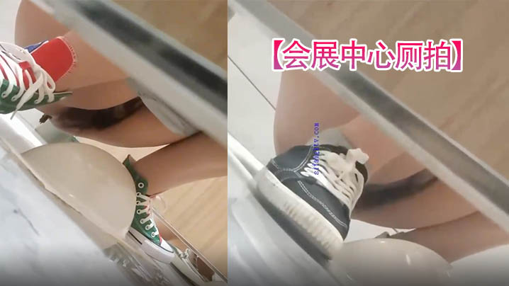 会展中心厕拍某家居会展中心女厕移动拍摄不同种类美女轮番如厕不仅逼美美脚也很性感封面图