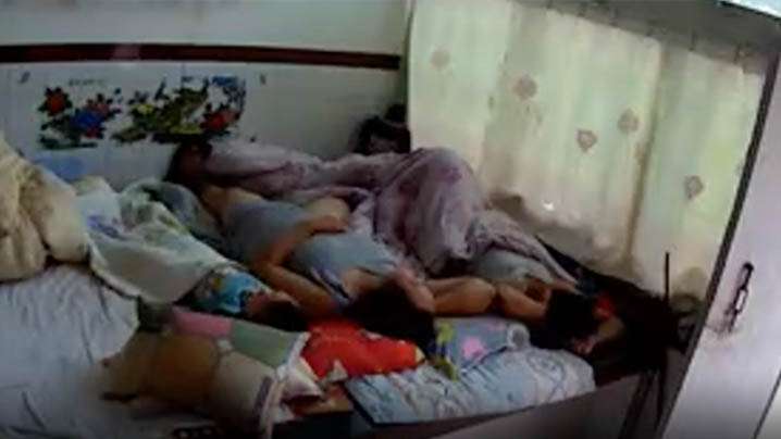 偷窥家庭摄像头人妻被激起性欲趴墙激情啪啪