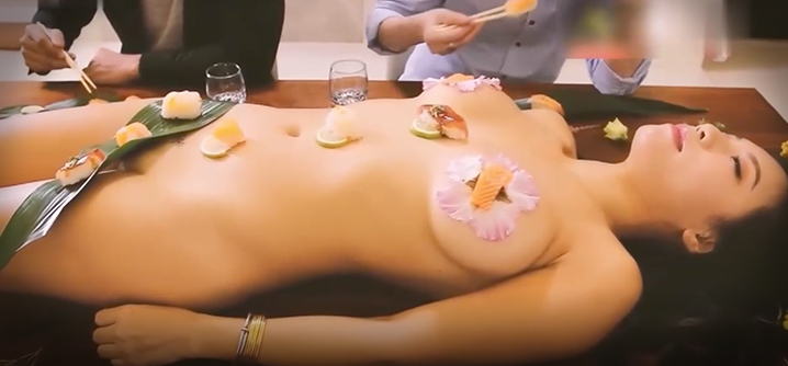 美女搬上餐桌享用封面图