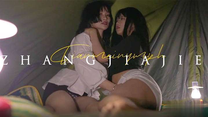 野营4p性感模特与粉丝激情户外野战