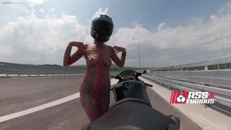 大屁股户外露出，摩托车上自慰