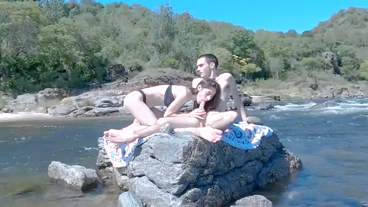 热辣情侣在公共山水和石头上进行危险性爱 - 巨大的双倍射液