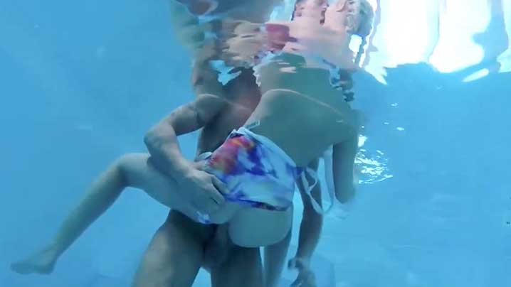 水中的姻鸯溪水与教练一起肉体交流把我的鲍鱼给征服了