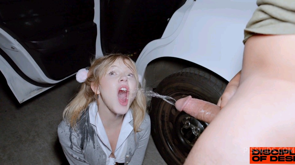 夜晚开车忽悠来了一位小萝莉，一上车就按住她的头进行口交，口到呕吐还想吃鸡巴的骚货，最后还尿到萝莉嘴里