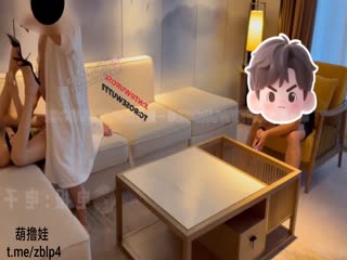 推特淫妻【ROSEWU】无能的老公眼看着妻子被单男调教抽插骚穴，双腿高高抬起淫叫连连。