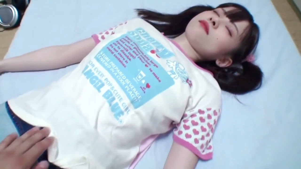 白瘦幼被下药睡的好死，被大叔扒开内裤&nbsp;各种道具玩弄嫩穴，再插了两次才内射