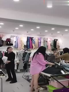 【独家爆料】河南潮范女装店(抖音&amp;快手)直播卖衣服，偷拍女顾客换衣服!有的小姐姐发现被偷拍吓死了!