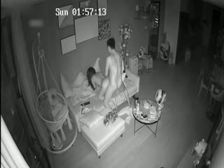 【黑客破解】年轻夫妻喜欢在沙发上放飞自我，好激情