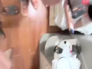 19岁女生见网友被3个精神小伙灌酒玩性游戏全程偷拍，醉酒后惨遭轮奸掏出手机直播，女孩昏迷中发现只能挡脸！