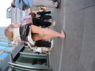 步行街极限抄底各种气质漂亮潮妹，诱人黑丝