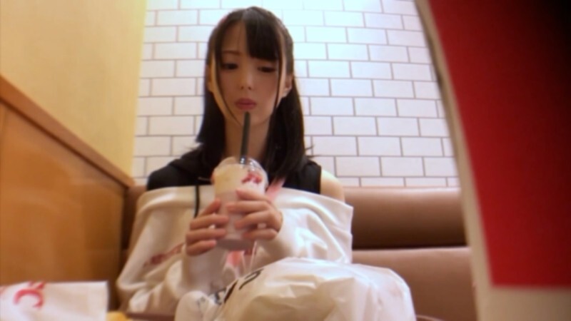 FC2-PPV-4793671 史上最可爱的18岁女大学生。她高潮时喷出大量爱液，但因为被灌精而怒不可遏，神情恍惚。