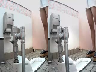 海边沙滩浴场女厕偷拍美女尿尿腿满是泥沙的美眉是个无毛小白虎