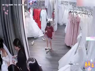 婚纱店偷拍新娘伴娘试婚纱可爱奶子