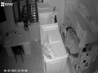 家庭监控破解三个孩子在隔壁偷听父母做爱