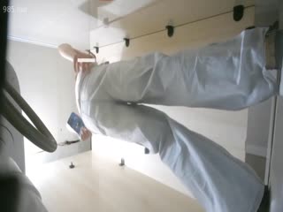 精选厕拍系列 千年难得一遇的无毛极品馒头逼！看着年轻美女逼水毫无规则的乱喷