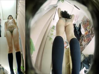 美女学生偶然在小地方发现不错的内衣