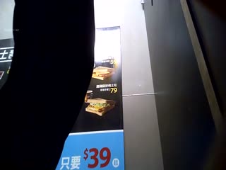 麦当劳店经理在更衣室放摄像头偷窥假期兼职学妹高清真实，女孩子赚点钱太难了