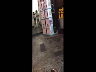 男扮女装女厕所偷拍50位美女，公司白领、网红、大学生护士等