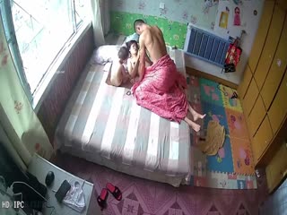 老爹屋里干老妈，儿子在门口偷看硬了拉进屋打屁股，边干小儿子边吃奶!