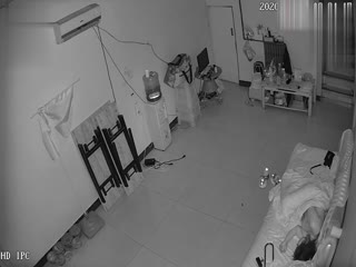 俏皮小萝莉半夜趁妈妈熟睡学爸爸玩妈妈奶子长达半小时