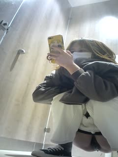 潜入商场女厕全景偷拍妹子